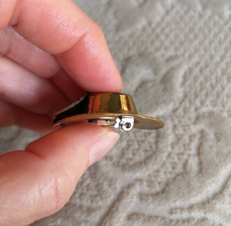 Interesting Vintage Brass Hat /& Feather Brooch