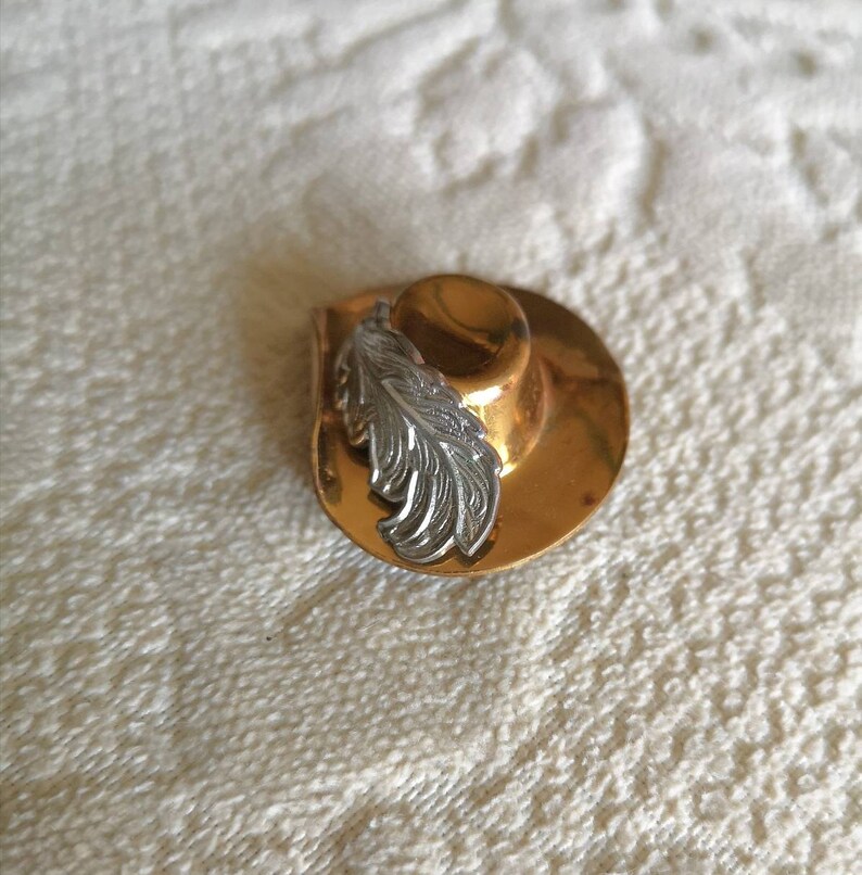 Interesting Vintage Brass Hat /& Feather Brooch