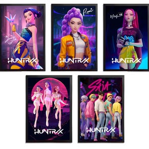Op de afbeelding: Vijf ingelijste kunstdrukken met gestileerde digitale illustraties van personages in anime-stijl. Elke print heeft een zwart frame en de tekst "HUNTRX" onderaan. De prints tonen personages in verschillende outfits en poses, met levendige kleuren.