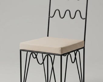 Juego de 2 sillas de metal hechas a mano con respaldo ondulado / Par de cojines de color personalizado / Asientos de comedor de alambre negro sinuoso / Estilo artesanal minimalista moderno