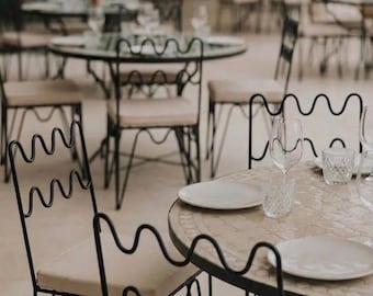 Juego de 2 sillas de metal hechas a mano con respaldo ondulado / Par de cojines de color personalizado / Asientos de comedor de alambre negro sinuoso / Estilo artesanal minimalista moderno