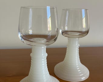 Par de copas de vino alemanas vintage Roemer / Cristal opalino blanco con tallo acanalado / Artículos de bar de mediados de siglo