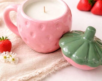 Strawberry mug candle
