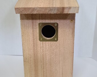 Casita para pájaros hecha de cedro