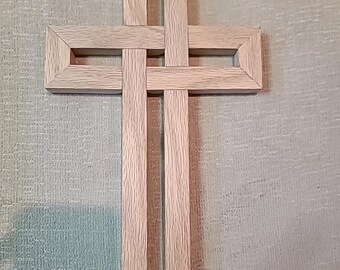 Cruz tejida de roble, lista para teñir o pintar.