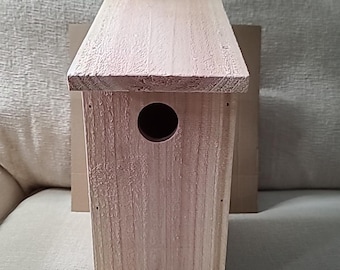 Casa para pájaros de cedro: Casa para pájaros de madera natural para exteriores