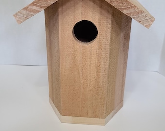 Casita para pájaros hecha de cedro