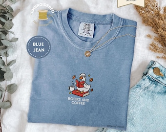 Camiseta bordada "Silly Goose Coffee and Books Comfort Colors" / Regalo para amantes de los libros, "Bookish Goose", club de lectura, camiseta divertida con animales