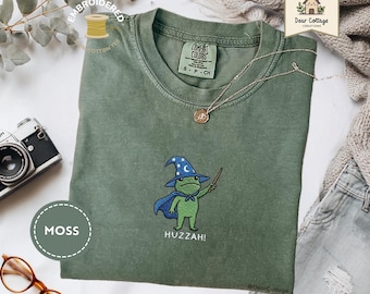 Camiseta "Huzzah Wizard Frog", camisa medieval bordada con rana Comfort Colors 1717 l, divertida camiseta de DnD, regalo de rana de feria renacentista