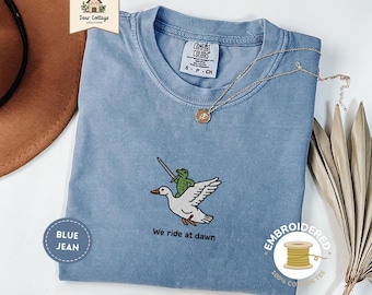 Camiseta Goose Frog Comfort Colors® bordada / Cabalgamos al amanecer, camiseta DnD, camiseta gráfica minimalista / camiseta divertida de animales, regalo para gamers
