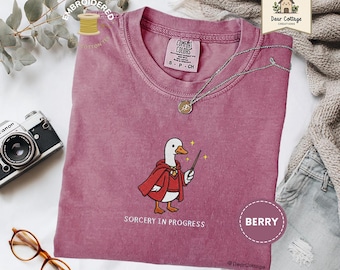 Camiseta bordada de ganso mago de Sorcery in Progress, colores cómodos / Travesuras mágicas, camiseta de bruja mago, regalo para ella, regalo de fantasía