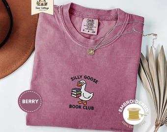 Camiseta del club de lectura Silly Goose Comfort Colors® / Ganso bordado sosteniendo libros, regalo para amantes de los libros, divertida camiseta de ganso