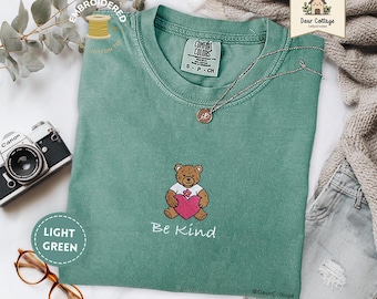 Camiseta de osito "Be Kind" en colores cómodos. Oso con corazón. Camiseta de profesor. Cita positiva, psicología, salud mental. Camiseta de peso pesado.