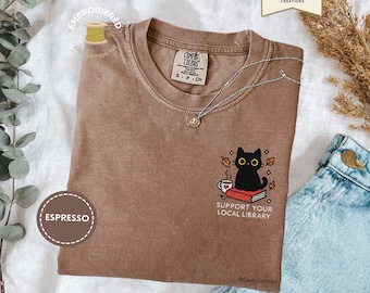 Camiseta bordada con gato negro que apoya a su biblioteca local. Colores cómodos 1717. Apoyo a los locales. Regalo para lectores de libros.
