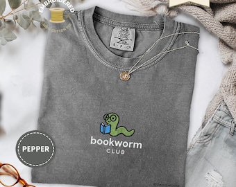 Camiseta bordada Comfort Colors® de Bookworm: regalo para amantes de los libros, camiseta para mujer nerd, regalo para lectores, camiseta para amantes de los libros