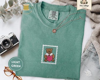 Camiseta con estampado de osito de peluche bordado en colores cómodos / Gráfico retro minimalista en el pecho, diseño de sello vintage