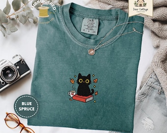 Camiseta bordada con gato negro y libro Comfort Colors® / Camiseta para amantes de los gatos, camiseta para amantes de los libros, camiseta con animales lindos, estilo cottage core, camiseta para amantes de los libros