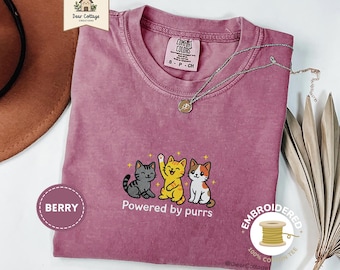 Camiseta con bordado de gatos en colores cómodos - Desarrollada por purrs / Cottage Core, camiseta para amantes de los gatos, regalo para ella, regalo para mamá, camiseta divertida de animales,