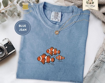 Camiseta de pez payaso con bordado Comfort Colors® / Camiseta marina, Camiseta de playa, Apoya a los marinos locales, Gran Barrera de Coral, Tres peces nadando