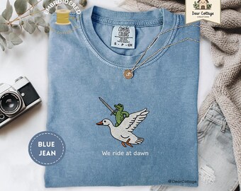 Cabalgamos al amanecer Camiseta bordada con rana de ganso Colores cómodos 1717 / Camiseta de jugador, camiseta DnD, camiseta divertida de animales, regalo para ella, regalo para él