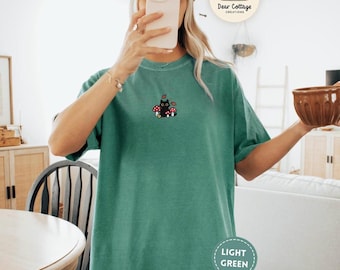 Camiseta bordada con gato negro estilo cottagecore, Comfort Colors 1717 / Regalo para amantes de los gatos, camiseta cottagecore, camiseta con animales