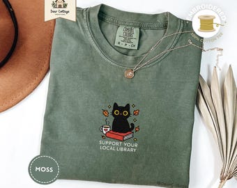 Camiseta bordada con colores que reconfortan a los lectores, ideal para bibliotecarios, recursos públicos, estilo cottage core.