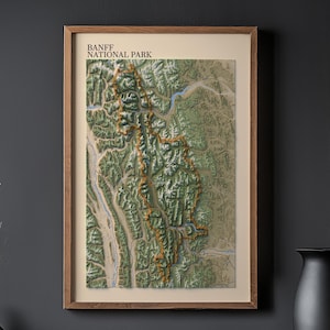 Peut inclure: Panneau en bois fait à la main avec le mot "Welcome" écrit dans une police fantaisiste. Il présente un fond blanc vieilli et un cadre en bois teinté foncé. Le design est rustique et accueillant, idéal pour une porte d'entrée.