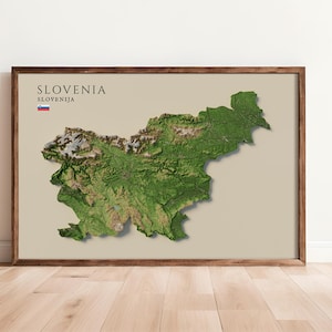 Può includere: Mappa 3D incorniciata della Slovenia, che mostra la topografia del paese in tonalità verdi e marroni. La mappa è ambientata su uno sfondo neutro e incorniciata in legno scuro. La parola "SLOVENIA" è stampata in alto.