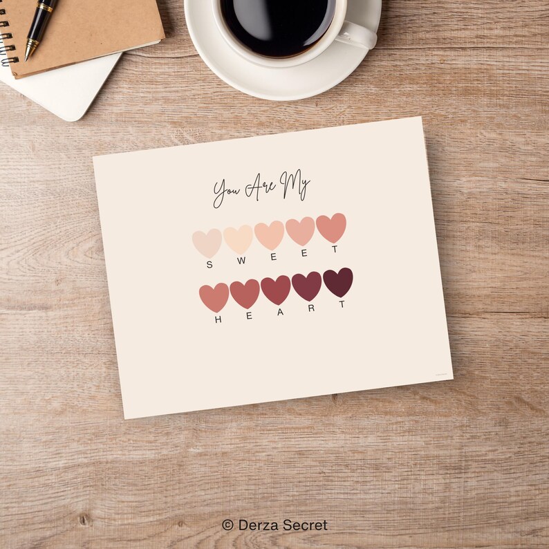 Puede incluir: Una impresi&oacute;n beige con las palabras "You Are My" en escritura sobre una serie de formas de coraz&oacute;n en varios tonos de rosa y rojo. Debajo de los corazones est&aacute;n las letras que deletrean "SWEET HEART". Una taza de caf&eacute; y un bol&iacute;grafo est&aacute;n en el fondo.
