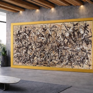 Puede incluir: Gran pintura abstracta con marco dorado. La obra presenta un fondo beige con salpicaduras y goteos de pintura marrón y blanca. La pintura se exhibe en una habitación moderna con una gran ventana.