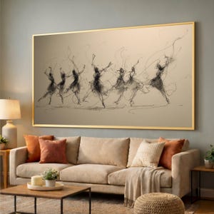 Peut inclure: Une grande œuvre d'art encadrée représentant une esquisse de danseuses de ballet en mouvement. L'œuvre est dans un cadre doré et est suspendue au-dessus d'un canapé beige avec des coussins orange et à motifs. La pièce a une palette de couleurs neutres avec une table basse en bois.