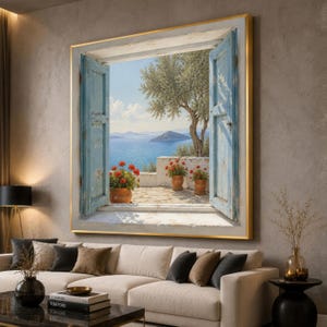 Könnte beinhalten: Ein großes rechteckiges Wandbild mit einer mediterranen Szene durch ein offenes Fenster mit verwitterten hellblauen Holzläden. Der Blick zeigt ein blaues Meer, ferne Inseln, einen Olivenbaum und Terrakottatöpfe mit roten Blumen.