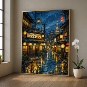 Könnte beinhalten: Gerahmter Druck, der eine regnerische Nachtszene in Tokio zeigt. Das Kunstwerk zeigt eine Kopfsteinpflasterstraße mit traditionellen Gebäuden und leuchtenden Laternen. Der Text "TOKYO TEA HOUSE" ist sichtbar. Ein hoher Turm ist im Hintergrund zu sehen.