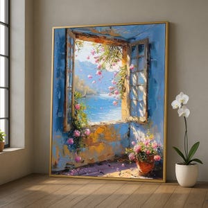 Op de afbeelding: Olieverfschilderij van een raam met uitzicht op een blauw meer en bergen. Roze bloemen en groen blad omlijsten het raam. Een terracotta pot met roze bloemen staat op de vensterbank. Het schilderij zit in een gouden lijst.