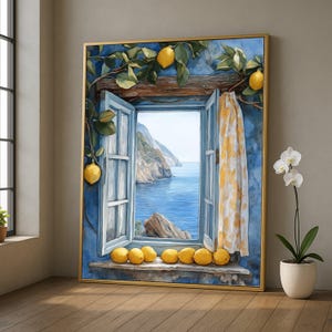 Könnte beinhalten: Gerahmtes Gemälde, das ein Fenster mit Blick auf eine Küstenlandschaft zeigt. Das Fenster ist blau gestrichen, mit Zitronen und einem gelben gemusterten Vorhang. Die Ansicht umfasst ein blaues Meer und Klippen. Zitronen liegen auf der Fensterbank.