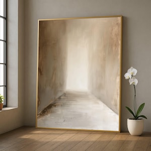 Puede incluir: Gran pintura abstracta con marco dorado. La obra representa un pasillo de tonos neutros con una fuente de luz al final. La pintura está apoyada contra una pared junto a una ventana y una orquídea en maceta.
