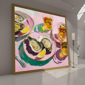 Könnte beinhalten: Ein großes gerahmtes Gemälde zeigt ein Stillleben von Austern auf rosa Tellern mit Zitronenspalten und Gläsern mit bernsteinfarbener Flüssigkeit. Das Kunstwerk hat eine lebendige Farbpalette mit rosa, grünen, gelben und violetten Farbtönen. Das Gemälde wird in einer modernen Kunstgalerie ausgestellt.