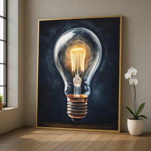 Könnte beinhalten: Gerahmtes Kunstwerk mit einer leuchtenden Glühbirne. Das klare Glas zeigt den glühenden Glühfaden. Der Sockel ist kupferfarben, der Hintergrund dunkelblau, mit einem goldenen Rahmen. Präsentiert in einem Innenraum.
