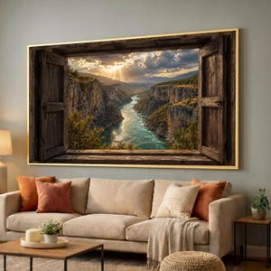 Può includere: Un quadro rettangolare che presenta una cornice a trompe-l'oeil con persiane in legno marrone scuro. La vista attraverso la finestra mostra un fiume che scorre attraverso un profondo canyon con scogliere rocciose sotto un cielo nuvoloso.