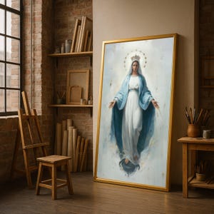 Puede incluir: Pintura enmarcada de una mujer con vestido blanco y capa azul, con corona dorada y halo. La obra de arte se exhibe en un estudio con caballete, taburete y pared de ladrillo.