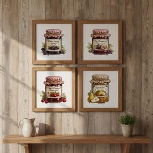 Op de afbeelding: Vier ingelijste prenten met illustraties van conserven. Elke prent toont een pot met een geruite deksel en een etiket. De etiketten luiden "Elderberry Syrup", "Fig Preserves", "Sour Cherry Preserves" en "Spiced Pear Preserves".