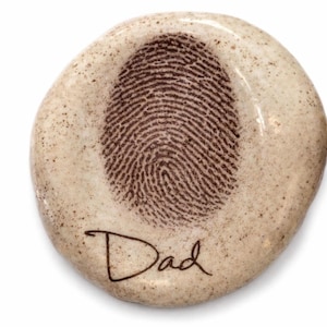 Piedra de preocupación personalizada con huella dactilar: regalo de condolencia o muestra de amor de cerámica hecha a mano