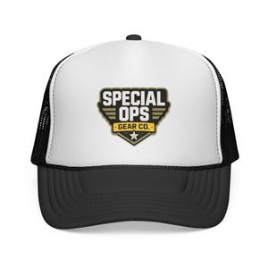 Könnte beinhalten: Schwarz-weiße Trucker-Cap mit gebogenem Schirm. Die weiße Vorderseite zeigt ein Logo mit der Aufschrift "SPECIAL OPS GEAR CO." in Gold und Schwarz. Die Kappe hat einen schwarzen Mesh-Rücken.