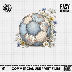 コテージコア サッカーボール Tシャツ | パッチワーク フットボール 花柄 Tシャツ | 気まぐれなデイジー柄 サッカーママへのギフトシャツ