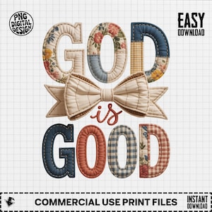 以下が含まれることがあります： パッチワークスタイルの「GOD is GOOD」という言葉を使ったデジタルデザイン。文字は、花柄、ギンガムチェック、無地の青など、さまざまな色とパターンで表現されています。ベージュのリボンが単語の間に配置されています。
