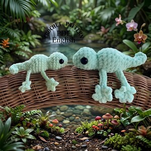 Op de afbeelding: Twee licht mintgroene gehaakte hagedisfiguren met grote zwarte veiligheidsogen. De tekst CROCHET PATTERN PDF English is zichtbaar boven de figuren. De hagedissen hebben getextureerde, zacht ogende garenlichamen met ledematen.