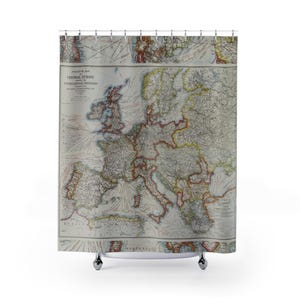 Puede incluir: Cortina de ducha con un mapa antiguo de Europa Central, con fronteras y características geográficas detalladas. El mapa está impreso sobre un fondo blanco, con texto en la parte superior. La cortina está suspendida de una barra de metal.