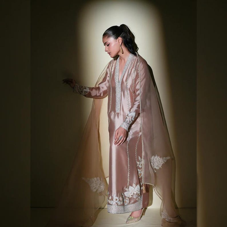 Broderad lama siden salwar kostym | Pakistansk indisk designer formell klänning | Festkläder shalwar kameez för kvinnor | Bröllopsgästklänningar bild 1