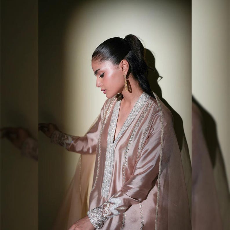 Broderad lama siden salwar kostym | Pakistansk indisk designer formell klänning | Festkläder shalwar kameez för kvinnor | Bröllopsgästklänningar bild 5