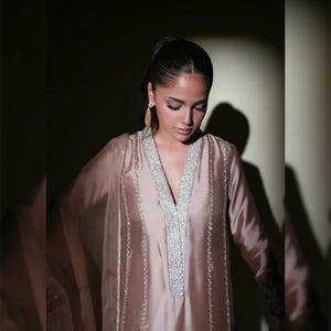 Broderad lama siden salwar kostym | Pakistansk indisk designer formell klänning | Festkläder shalwar kameez för kvinnor | Bröllopsgästklänningar bild 6